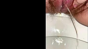 尿尿日记警报!看这毛茸茸18+女孩在厕所喷尿到白嫩大腿上。