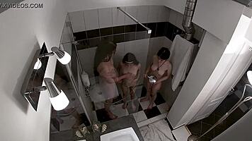 可爱小妞因偷窃被保安猛干