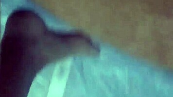 me follo a mi hermanastra latina en la carpa del camping con ropa rasgada