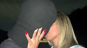 Esposa faz marido gozar tres vezes esfregando sem camisinha com sexo oral em publico