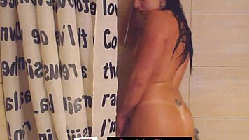 prima safada bathing in wet shower scene