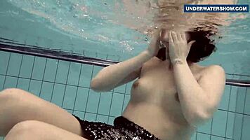 Flashing those bright tits underwater gets everyone so horny!