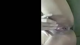 哇，在那根大鸡巴上猛跳，还被手指弄到狂喷！