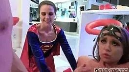 嘿，看这个娇小18+少女在万圣节派对和可爱朋友们口交