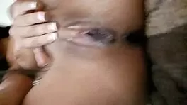 哇，在那根大鸡巴上猛跳，还被手指弄到狂喷！