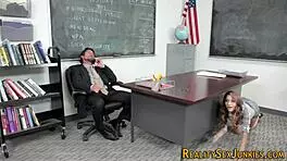 想看18+嫩妹被舔屁股怎么呻吟吗？