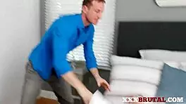 嘿，看这个辣棕发美女猛烈骑乘，深喉、窒息和打屁股直到射精