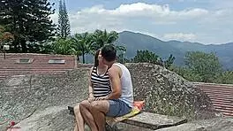 Descubro el sitio perfecto para follar a mi hermanastra a escondidas de nuestros padres!