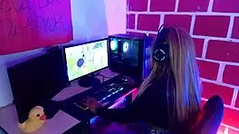 Mi hermanastro me pilla streamin’ en Twitch y me folla duro