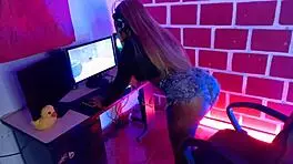 Mi hermanastro me pilla streamin’ en Twitch y me folla duro