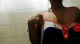 De Colombia a Mexico: Una Mami Colombiana Ofrece Videollamadas Calientes por WhatsApp