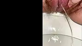 尿尿日记警报！看这毛茸茸18+女孩在厕所喷尿到白嫩大腿上。