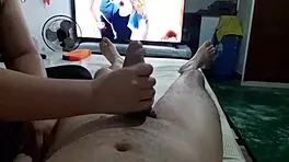 La nena que barre el apartamento me masturba y me la mama hasta que me vengo