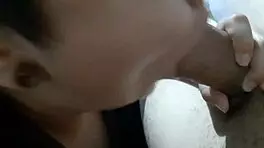 La nena que barre el apartamento me masturba y me la mama hasta que me vengo