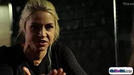 特工支配丰满拉丁妓女，用口交让她喷水