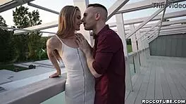 大鸡巴在史诗场景中拉伸可爱紧致的屁眼，与Tiffany Tatum和Raul Costa