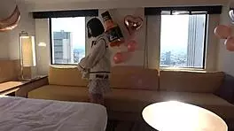 want to see this cute idol riding bareback for photos?