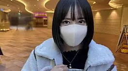 want to see this cute idol riding bareback for photos?