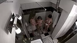 可爱小妞因偷窃被保安猛干