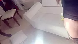 丰满继母炫耀巨大阴户和屁股