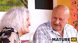 熟女勾引服务员老公安静看着