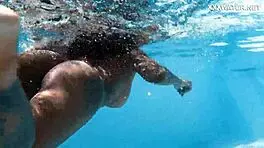 With her clothes set aside, Yorgelis seduces the producer by the pool underwater.