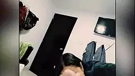 性感哥伦比亚情侣亲吻舔舐