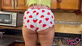 rubia de culo grande se muestra a su hijastro y se la folla en la cocina rapido