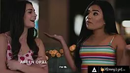 巨乳熟女佩妮·巴伯抓到骚继女用假屌互干