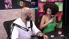 Eu, Paloma e Andre vivemos uma aventura quente no Sensualcast. Parte 1 revela nossa química intensa.