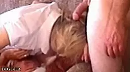 我看着我的继姐妹在制服角色扮演中分享我的鸡巴