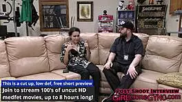 男医生加入裸体病人进行专属妇科检查