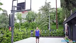 漂亮少女Sia Wood用力骑Danny Mountains巨屌