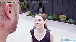 漂亮少女Sia Wood用力骑Danny Mountains巨屌