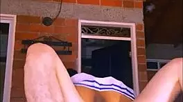 La colegial más atrevida se escapó con su novio para una noche de aventuras y pasión