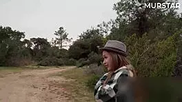 俄罗斯婊子在森林里吸警察鸡巴来逃避罚款