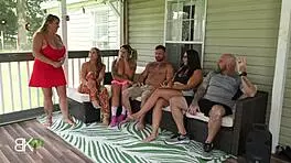 继家庭派对与Auntie Melons II - 疯狂操和喷水动作回归