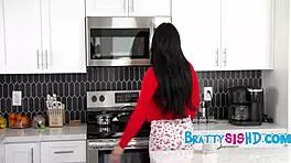 我们玩捉迷藏，但我发现她在骑我！😏