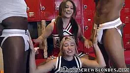 嘿，你看到这些18岁辣妹被射满了吗？