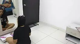 mi padrastro me enseña a jugar como lo hace todas las noches mientras yo escucho y me produce un delicioso orgasmo-1 parte-