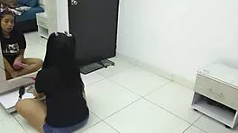 mi padrastro me enseña a jugar como lo hace todas las noches mientras yo escucho y me produce un delicioso orgasmo-1 parte-