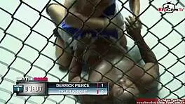 看看这个金发骚货在拳击场上操逼比赛！😈💥