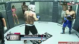 看看这个金发骚货在拳击场上操逼比赛！😈💥