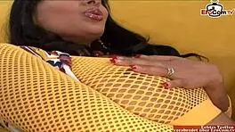 瘦拉丁黑丝网袜足交黑发妹超赞！