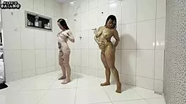 o padrasto negro entra no banho e come sua enteada e sua namorada sem camisinha