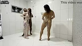 o padrasto negro entra no banho e come sua enteada e sua namorada sem camisinha