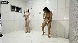 o padrasto negro entra no banho e come sua enteada e sua namorada sem camisinha