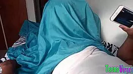 娇小拉丁美女躲姐姐操叔叔屁股