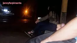 SÉRIO, EU CORRO O RISCO DE COLOCAR MEU PAU NA FRENTE DESSA JOVEM ESPERANDO O ÔNIBUS - COMO ELA VAI REAGIR?