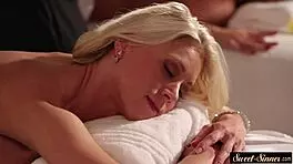 Cougar teaches stepdaughter how to fuck 😏